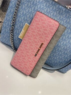 MICHAEL KORS JS Lg Signature Logo Tri-Fold Wallet Trifold 
Carnation Multi 
NWT